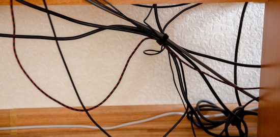 ukrywanie kabli pod biurkiem